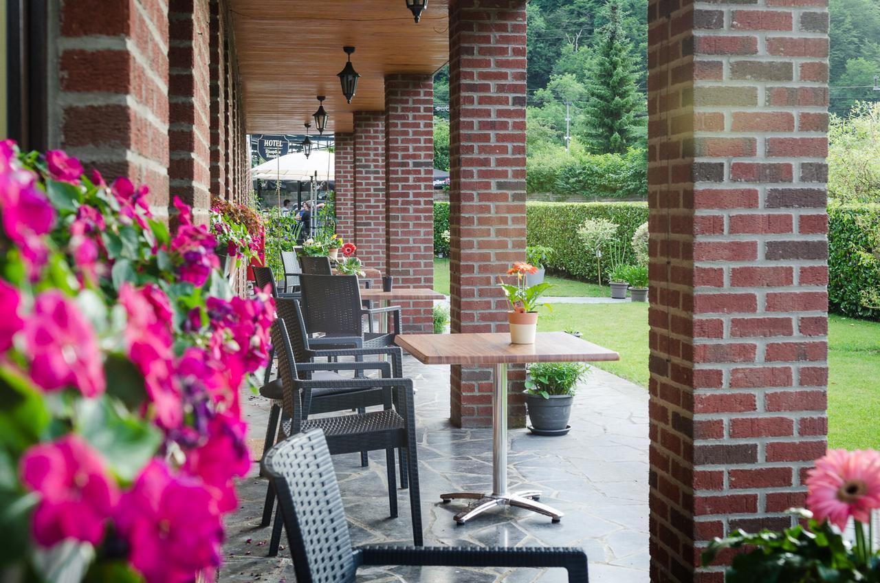 Auberge De La Lesse Celles  Екстер'єр фото